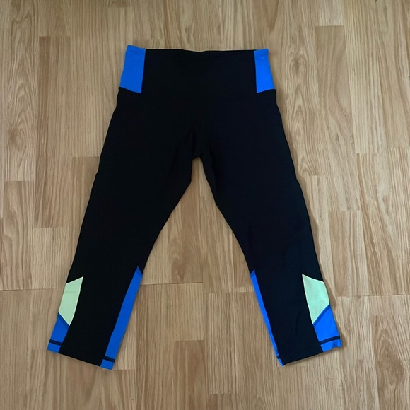 Capris Lululemon size 4. - Picture 1 of 2